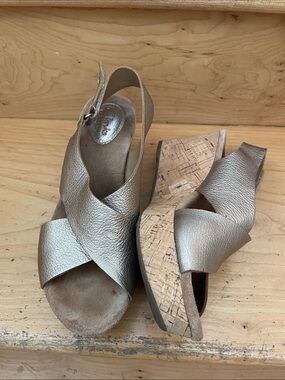 Clarks | Artisan |Annadel Eirwyn | Gold
Metallic |Leather |Wedge Sandals |Size 8